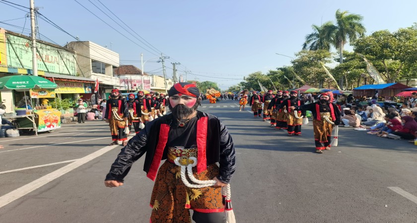 Memukau Penonton dan Juri, SMPN 7 Nganjuk Raih Juara 3 Terinovatif dalam Pawai Budaya dan Pembangunan