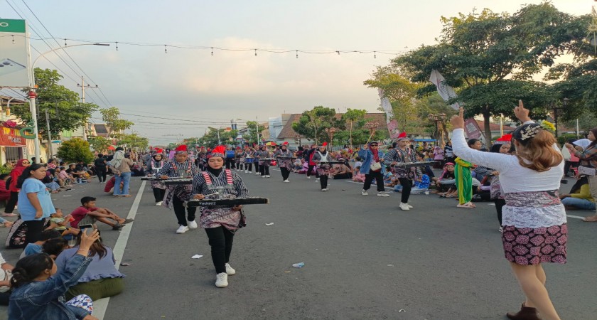 Drumband SMPN 7 Nganjuk Meriahkan Kirab Boyong Natapraja dan Sedekah Bumi