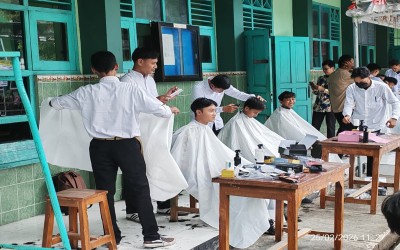 Gandeng BLK Disnaker dan Siswa Berbakat dalam Program Barbershop masuk SMPN 7 Nganjuk